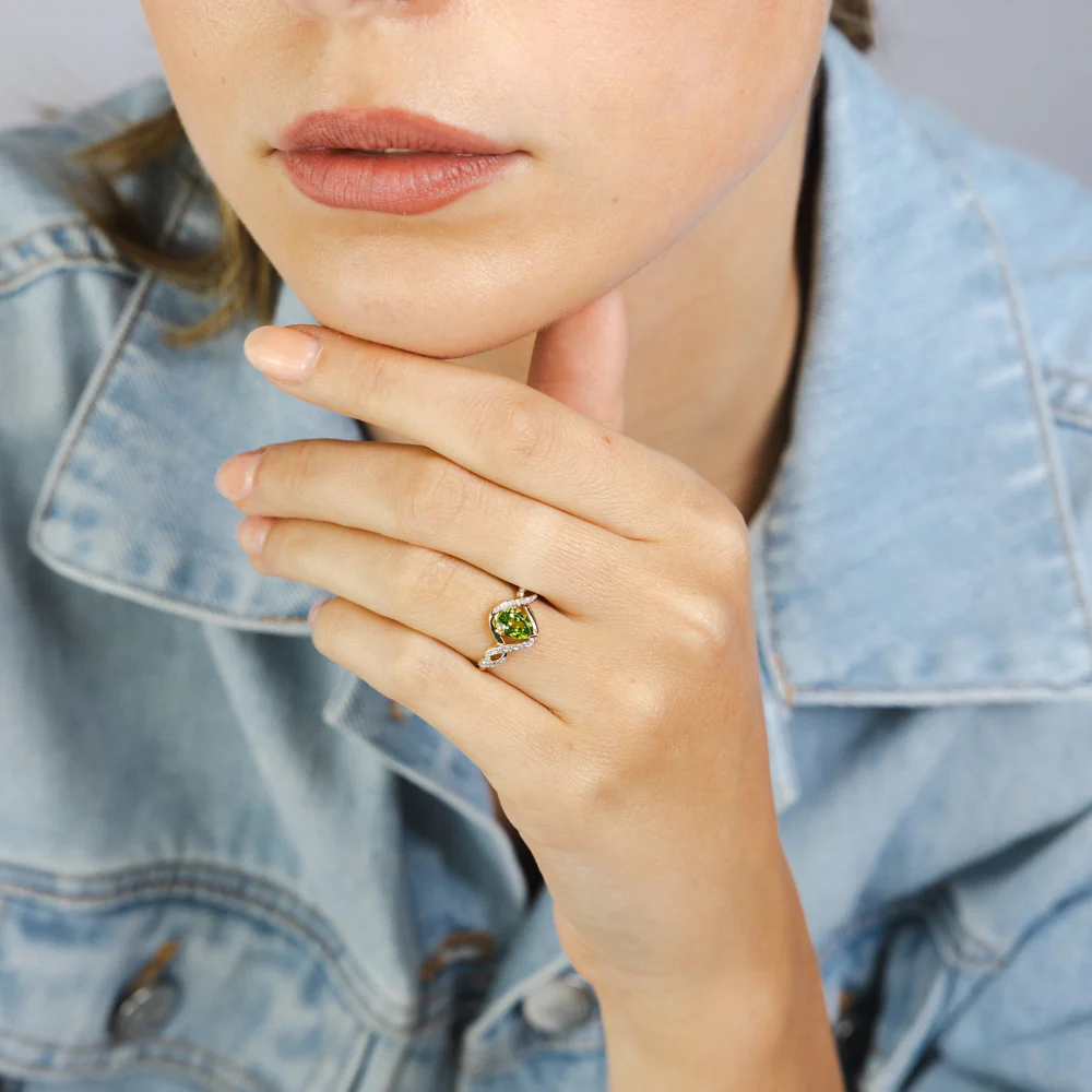 0.67 Carat Peridot Pear Shaped and Diamond Ring in 9ct Yellow Gold - Image 3
