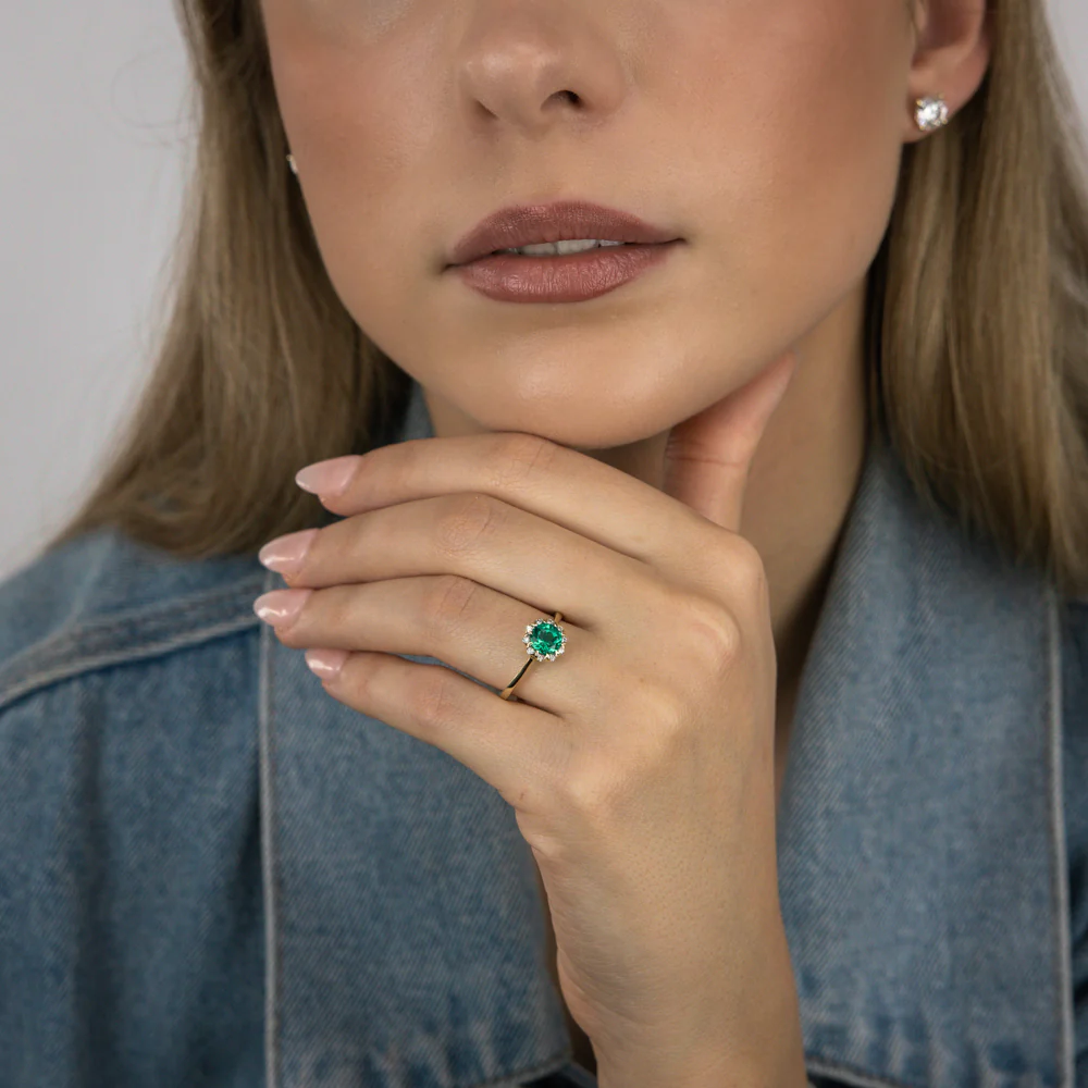 0.87 Carat Created Emerald and Diamond Ring in 9ct Yellow Gold - Image 3