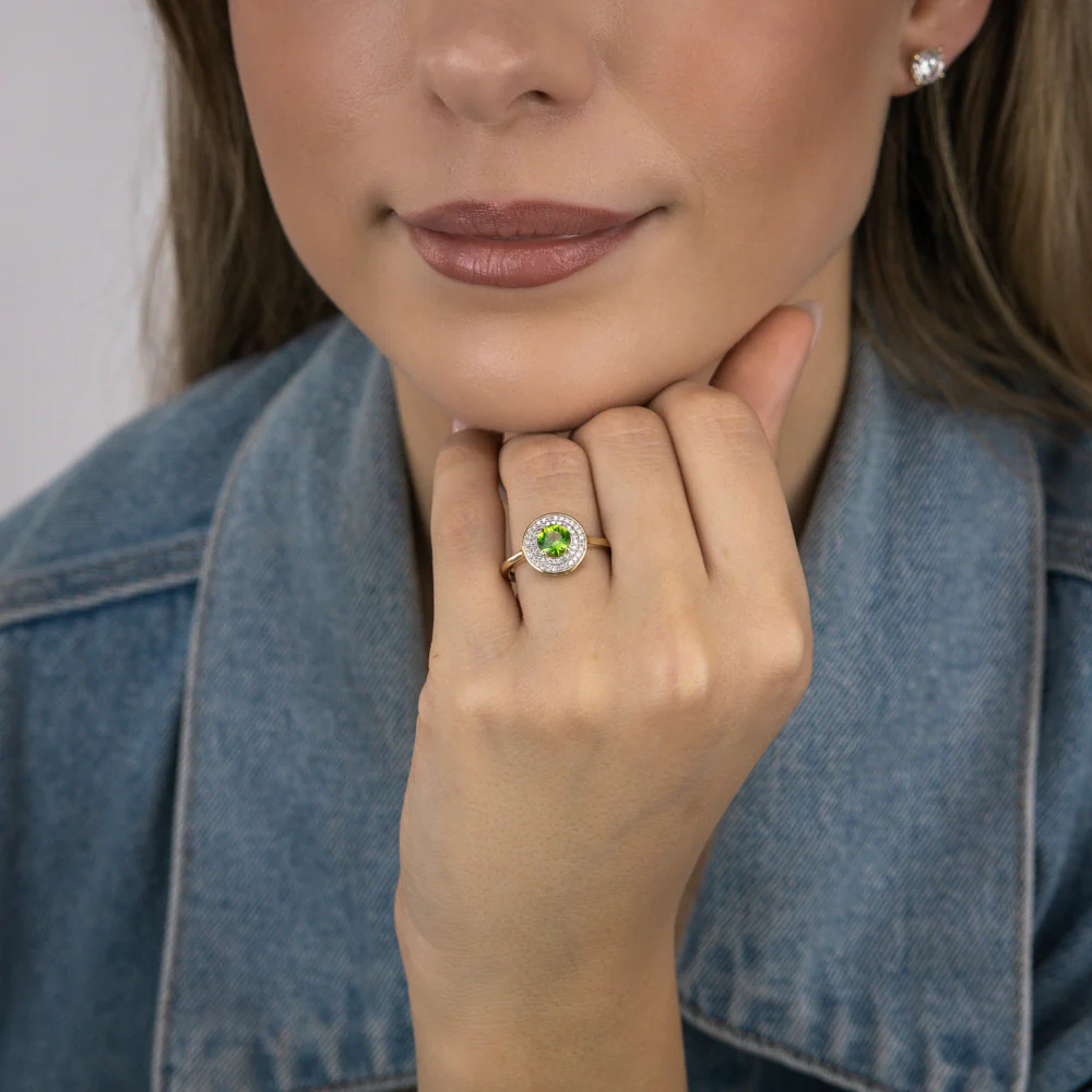 0.87 Carat Peridot and Diamond Ring in 9ct Yellow Gold - Image 3