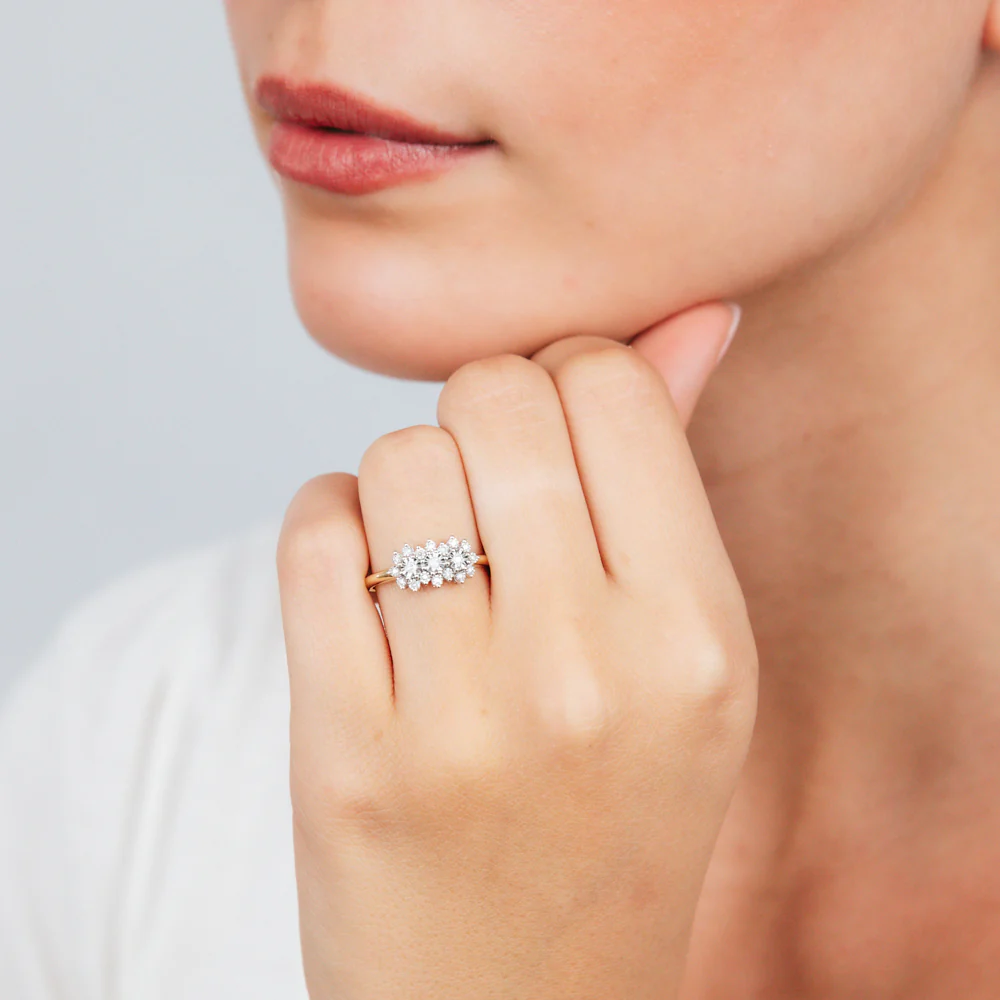 1/10 Carat Diamond Ring with 19 Round Brilliant Diamonds in 9ct Yellow Gold - Image 3