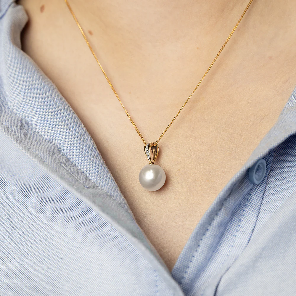 12-14mm White South Seal Pearl Pendant with 3 Diamonds in 9ct Yellow Gold on 45cm Chain - Image 2