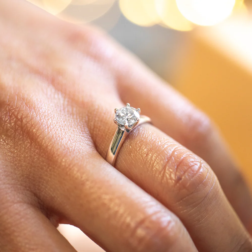 18ct 1.00 Carat Diamond 6 Claw Solitaire Ring - Image 3