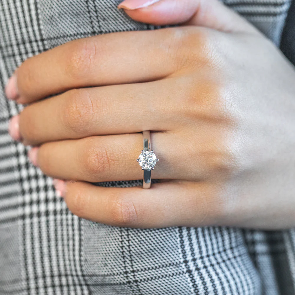 18ct 1.00 Carat Diamond 6 Claw Solitaire Ring - Image 4