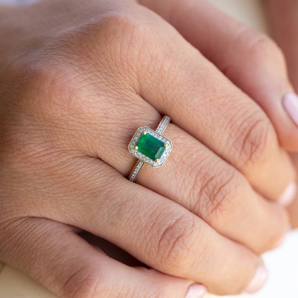 1ct Natural Emerald and 0.15 Carat Diamond Ring in 9ct Yellow Gold - Image 2