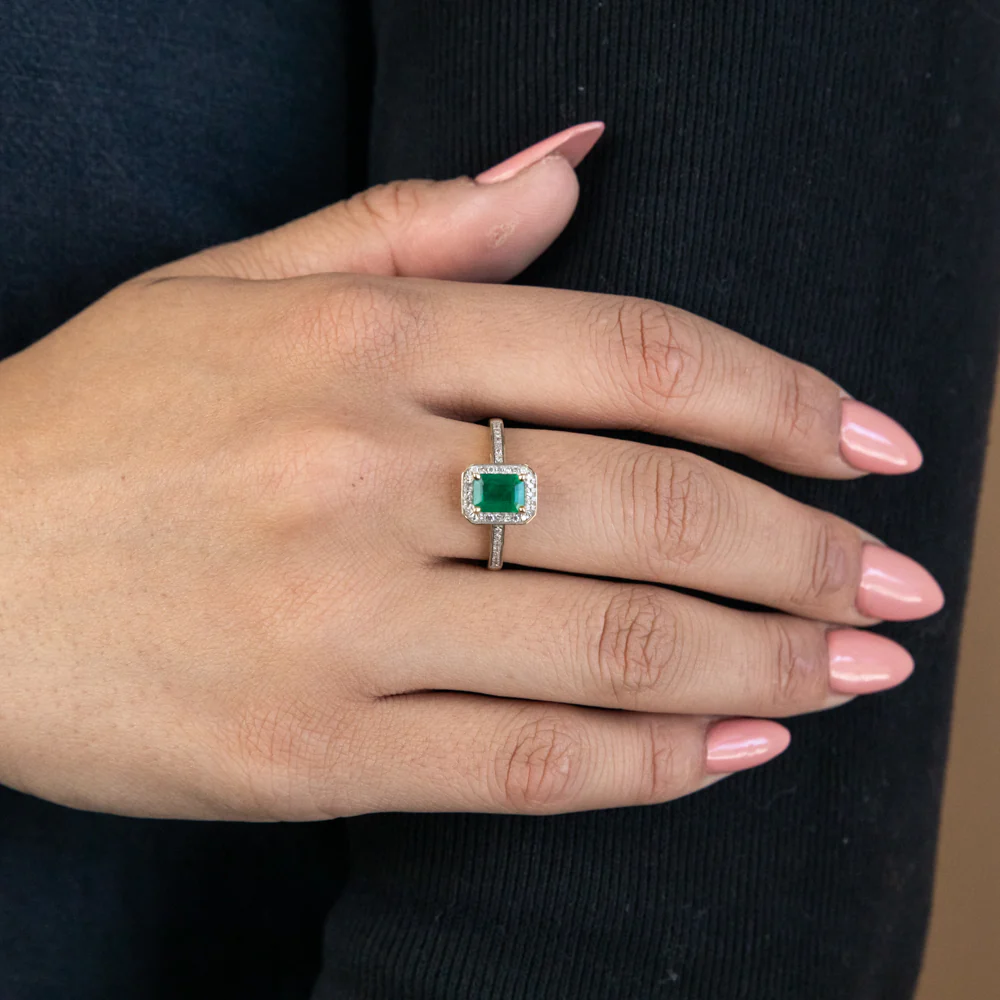 1ct Natural Emerald and 0.15 Carat Diamond Ring in 9ct Yellow Gold - Image 3