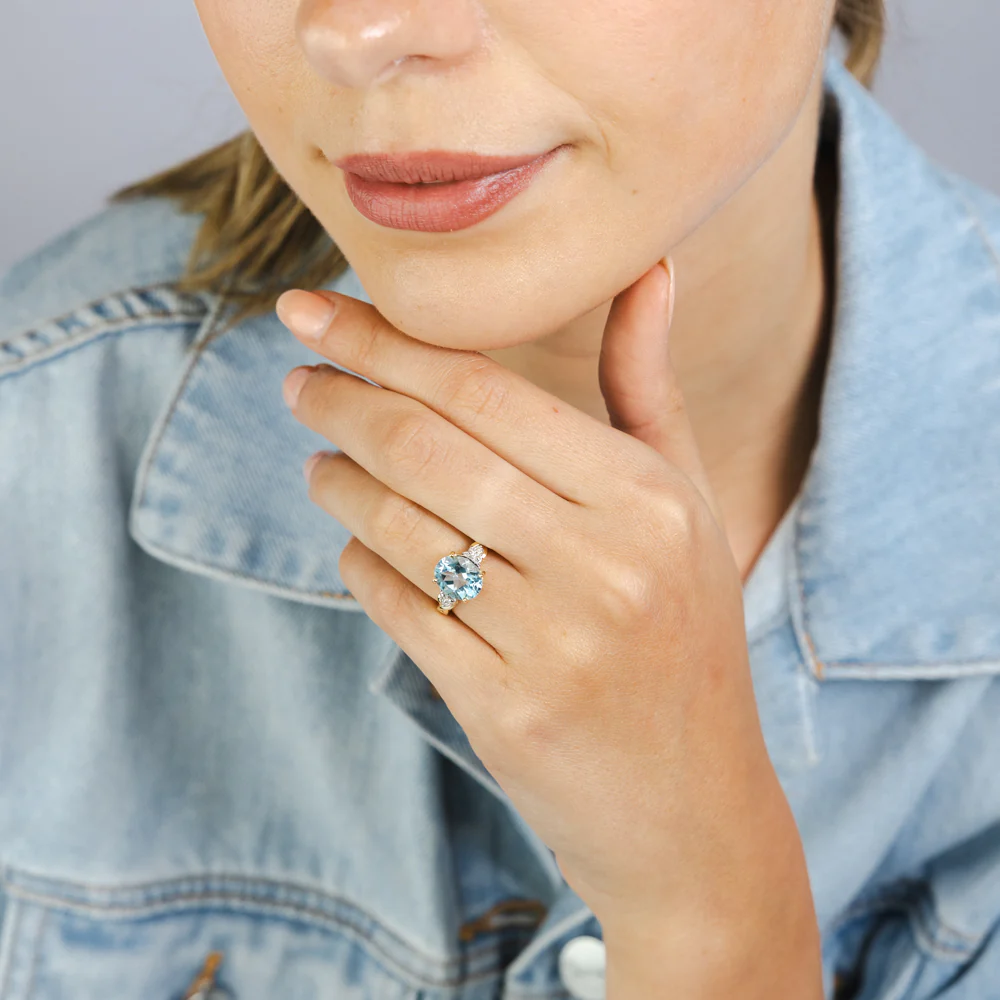 3.17 Carat London Blue Topaz Oval and Diamond Ring in 9ct Yellow Gold - Image 3