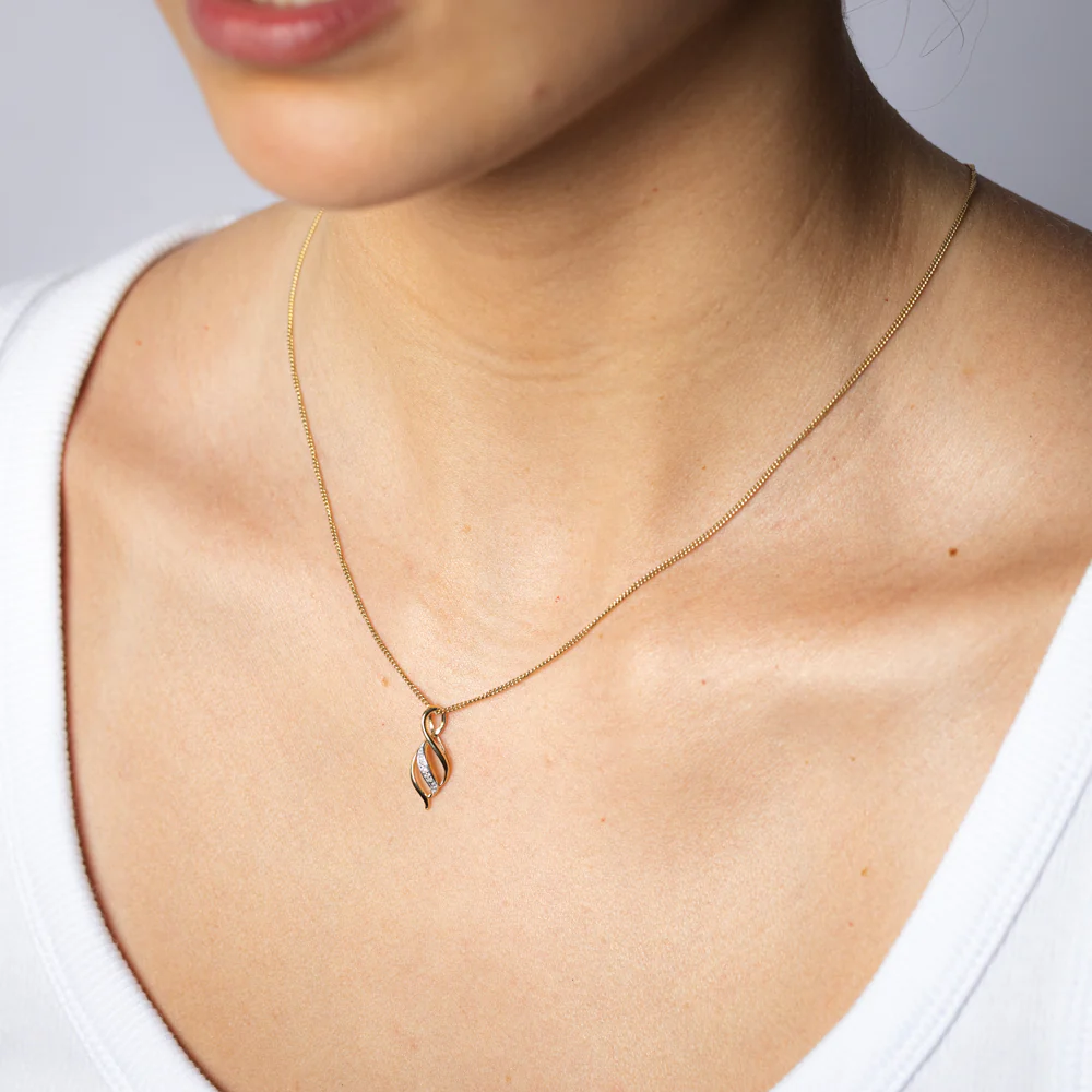 3 Diamonds Pendant in 9ct Yellow Gold - Image 2
