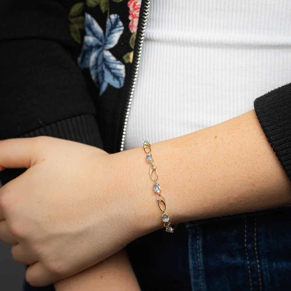 4.87 Carats Blue Topaz & Diamond Bracelet 18cm in 9ct Yellow Gold - Image 3