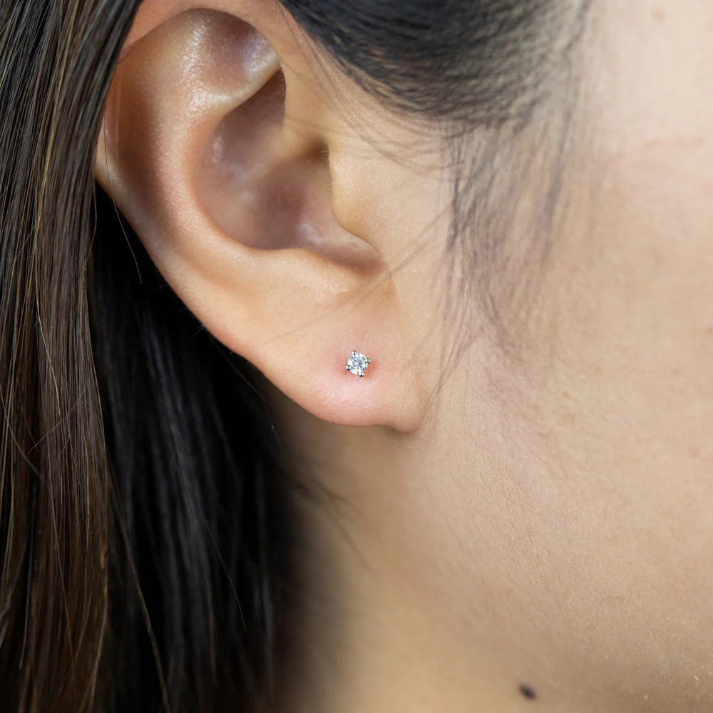 9ct Superb Yellow Gold Diamond Stud Earrings - Image 3