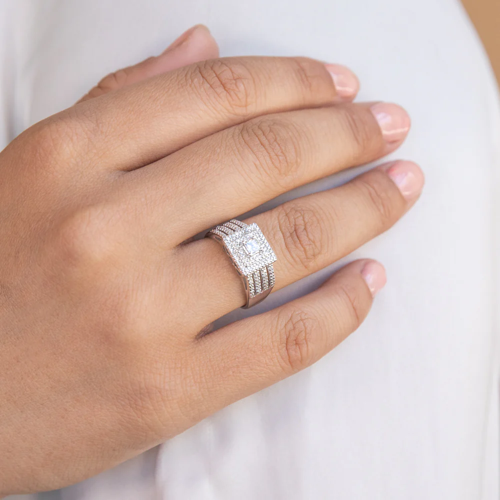 9ct White Gold 0.90 Carat Diamond Halo Ring with Princess and Brilliant Cut Diamonds - Image 3