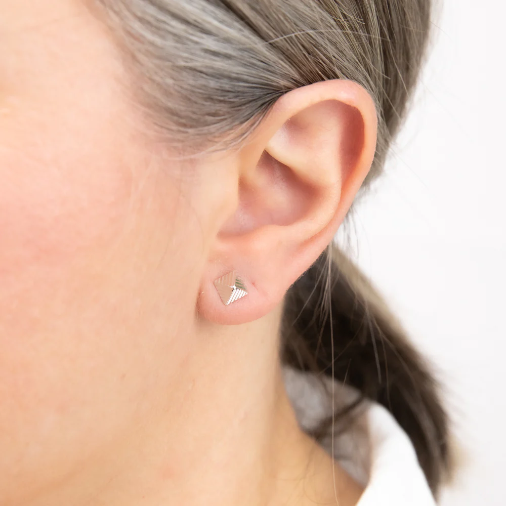 9ct White Gold 6 X 6mm Ribbed Detail Pyramid Stud Earrings - Image 2