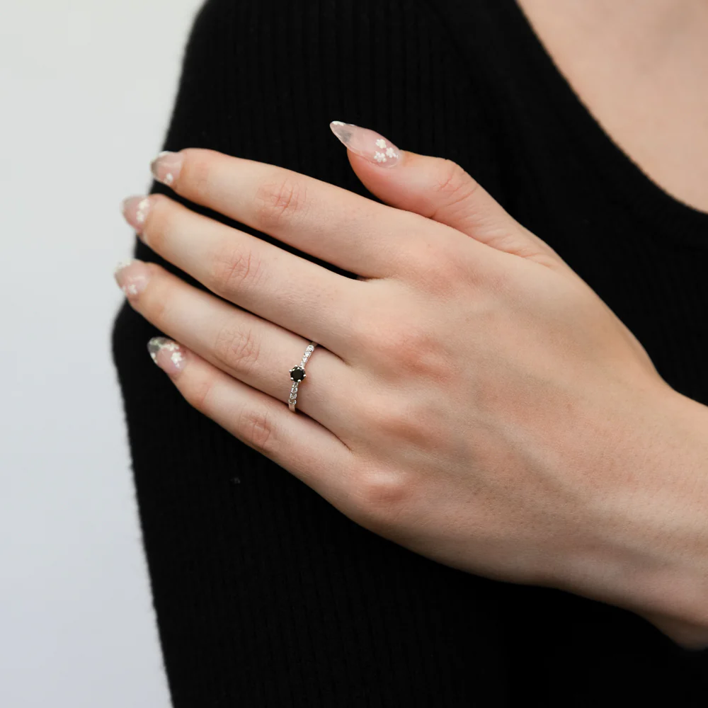 9ct White Gold Black Zirconia Solitaire Fancy Channel Ring - Image 3