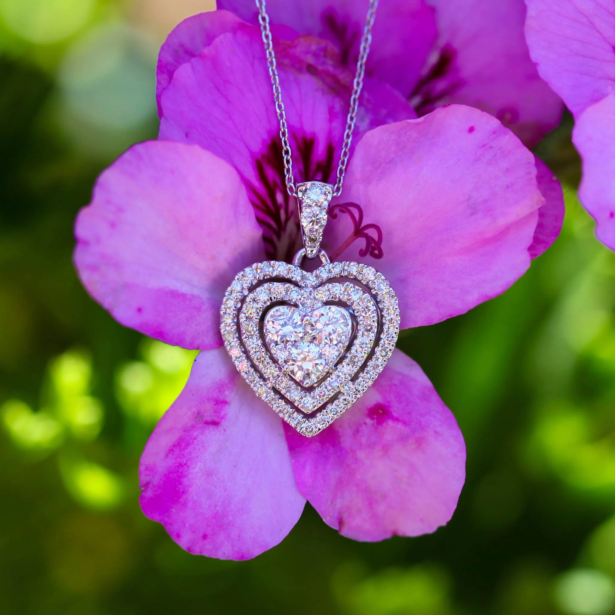 9ct White Gold Divine 1 Carat Diamond Heart Pendant on 45cm Gold Chain - Image 2