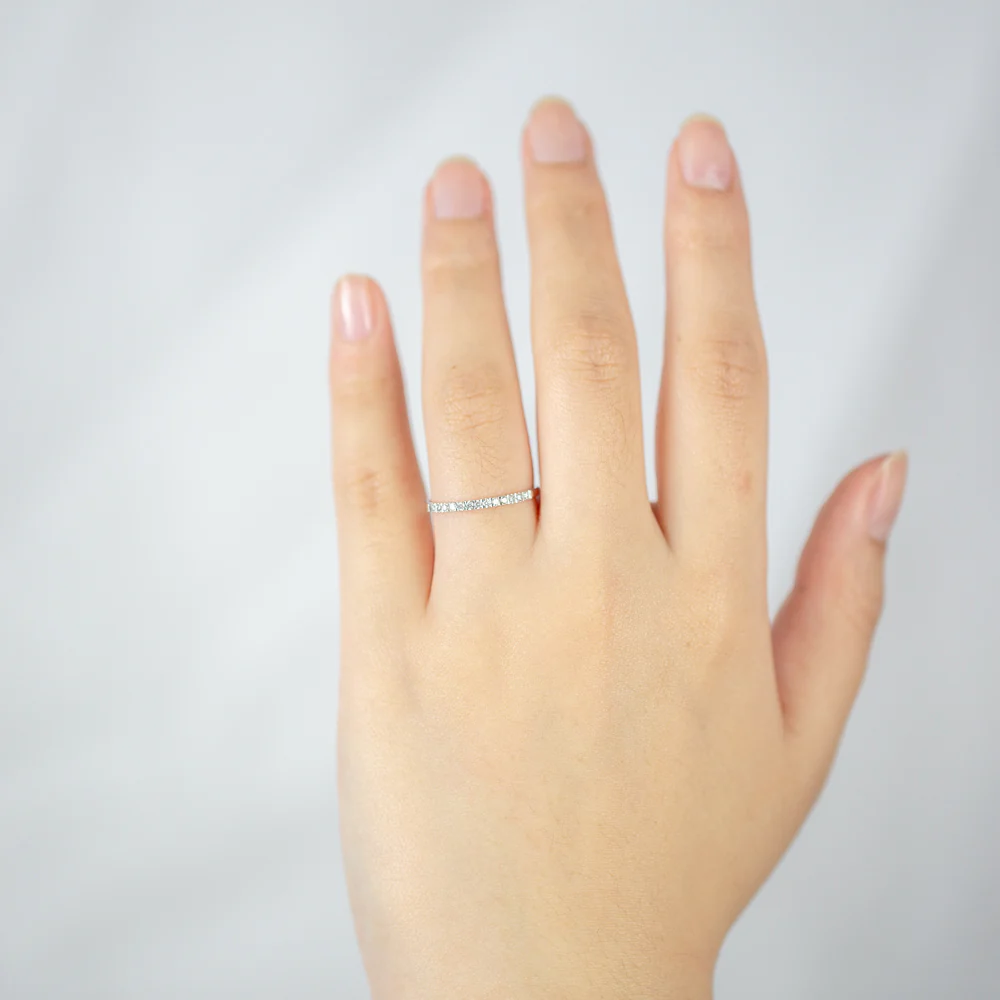 9ct White Gold Eternity Ring with 13 Diamonds - Image 3