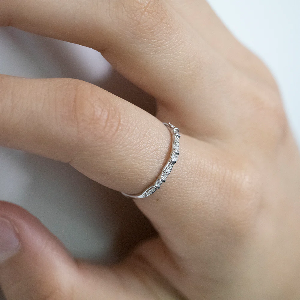 9ct White Gold Eternity Ring with 18 Diamonds - Image 2
