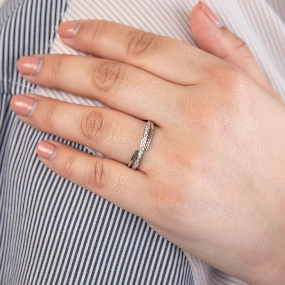9ct White Gold Fashion Ring Set With 20 White Diamonds - Image 2