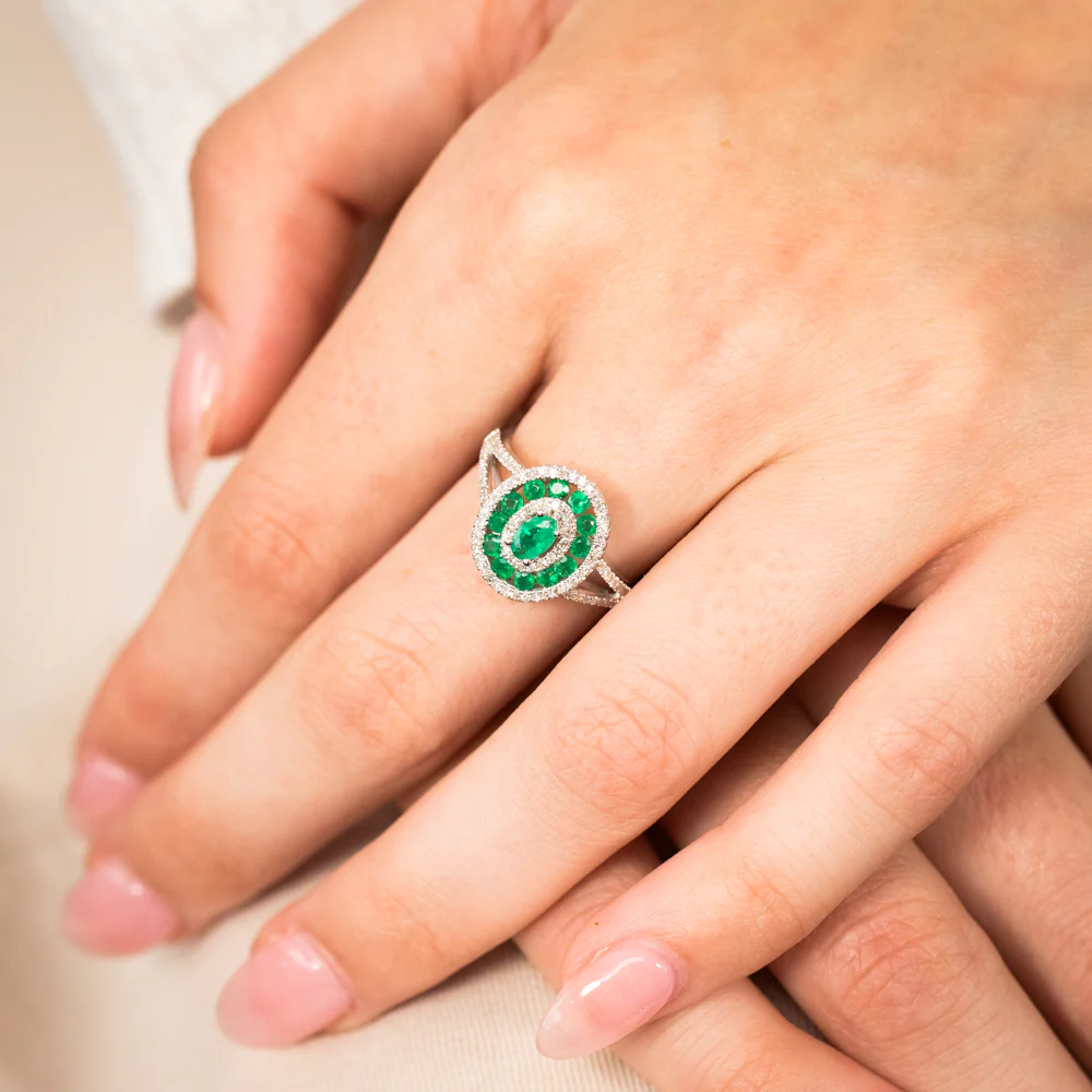 9ct White Gold Natural Emerald And Diamond Ring - Image 3
