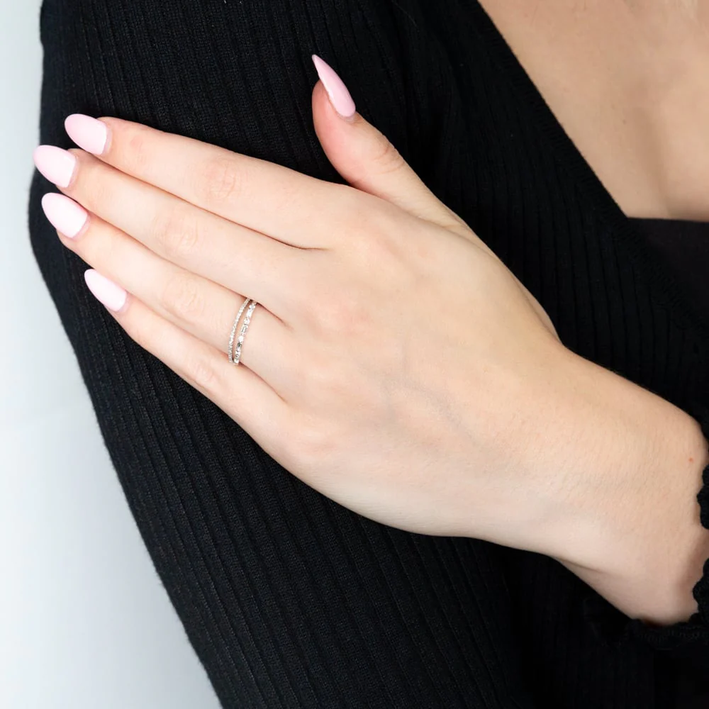 9ct White Gold Ring with 1/4 Carat of Brilliant and Baguette Diamonds - Image 4