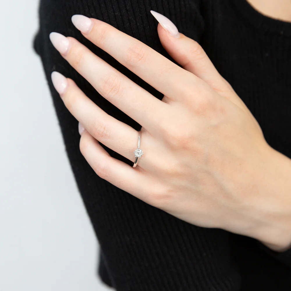 9ct White Gold with 7 Diamonds Cluster Ring - Image 2