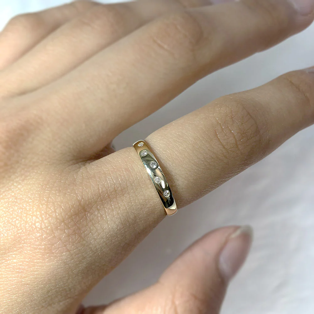 9ct Yellow Gold 0.05 Carat Diamond Ring with 5 Brilliant Cut Diamonds - Image 3