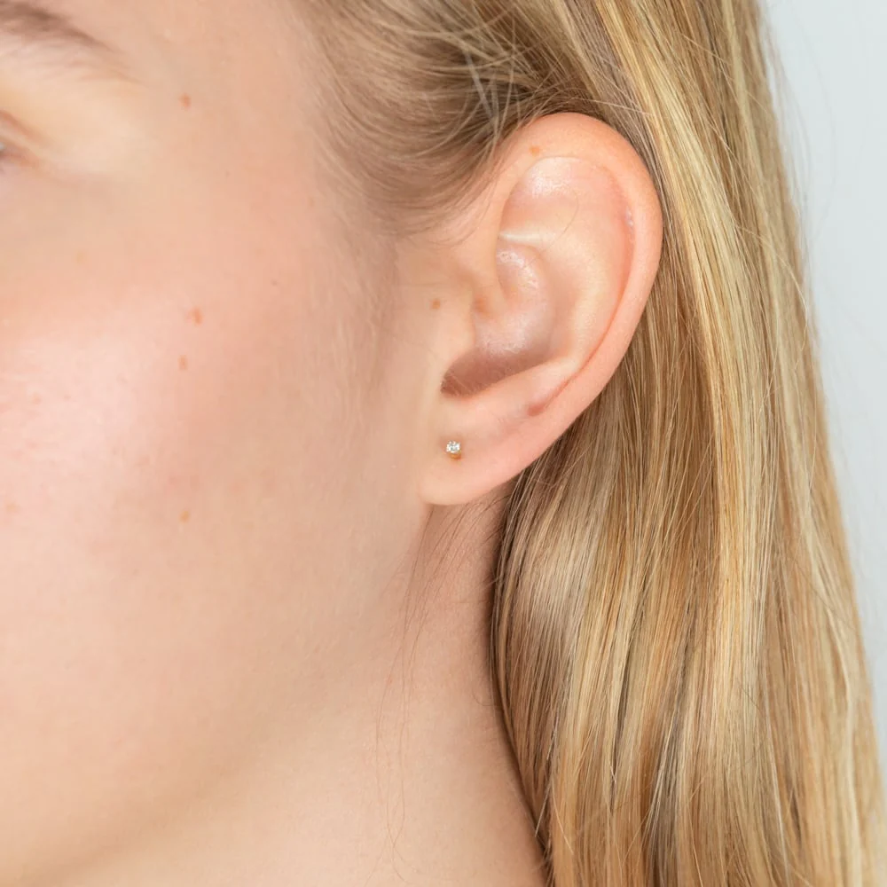 9ct Yellow Gold 0.05 Carat Diamond Stud Earrings - Image 3