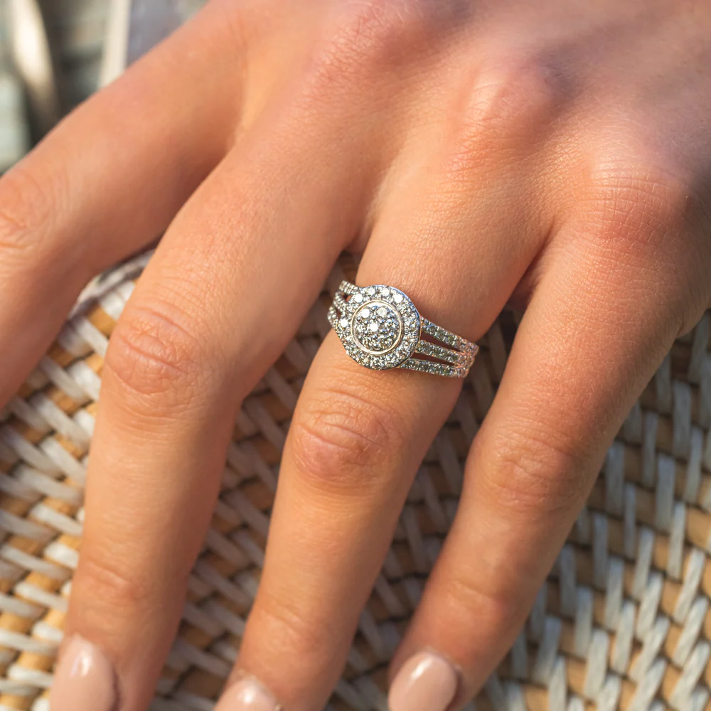 9ct Yellow Gold 1 Carat Diamond Round Shape Cluster Ring - Image 3