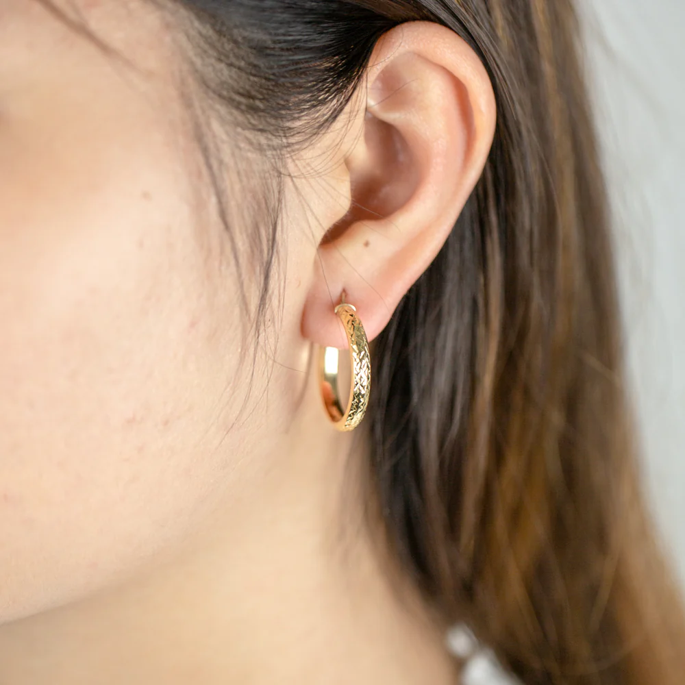 9ct Yellow Gold 20mm Diamond Cut Hoop Earrings - Image 2