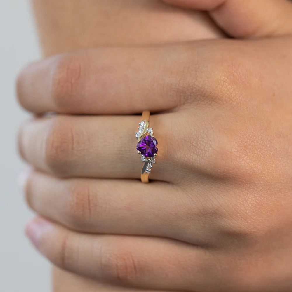 9ct Yellow Gold Amethyst Heart with 8 Diamond Ring - Image 3