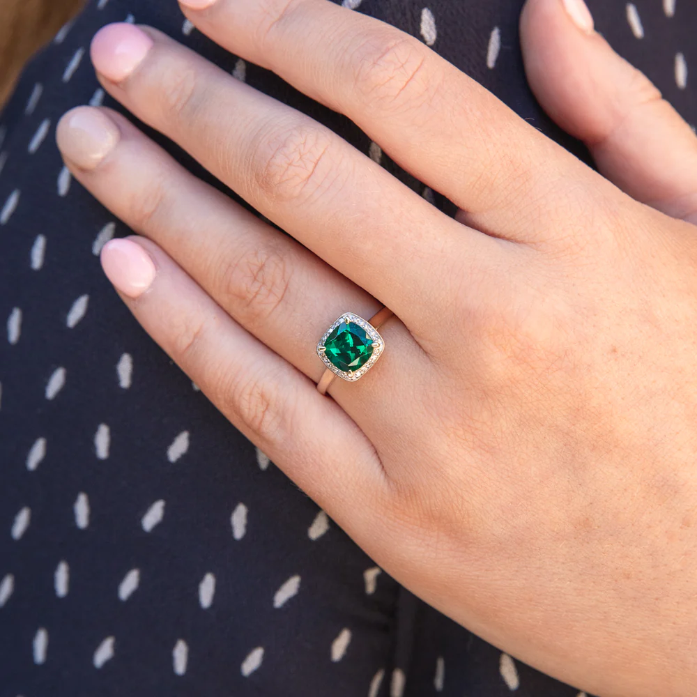 9ct Yellow Gold Created Emerald and Diamond Cushion Cut Ring - Image 3