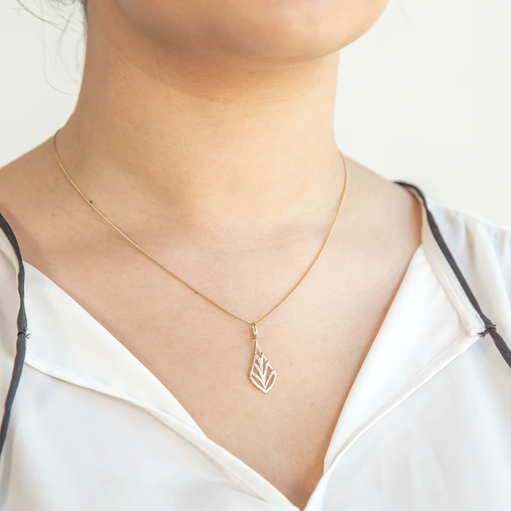 9ct Yellow Gold Diamond Leaf Pendant - Image 2
