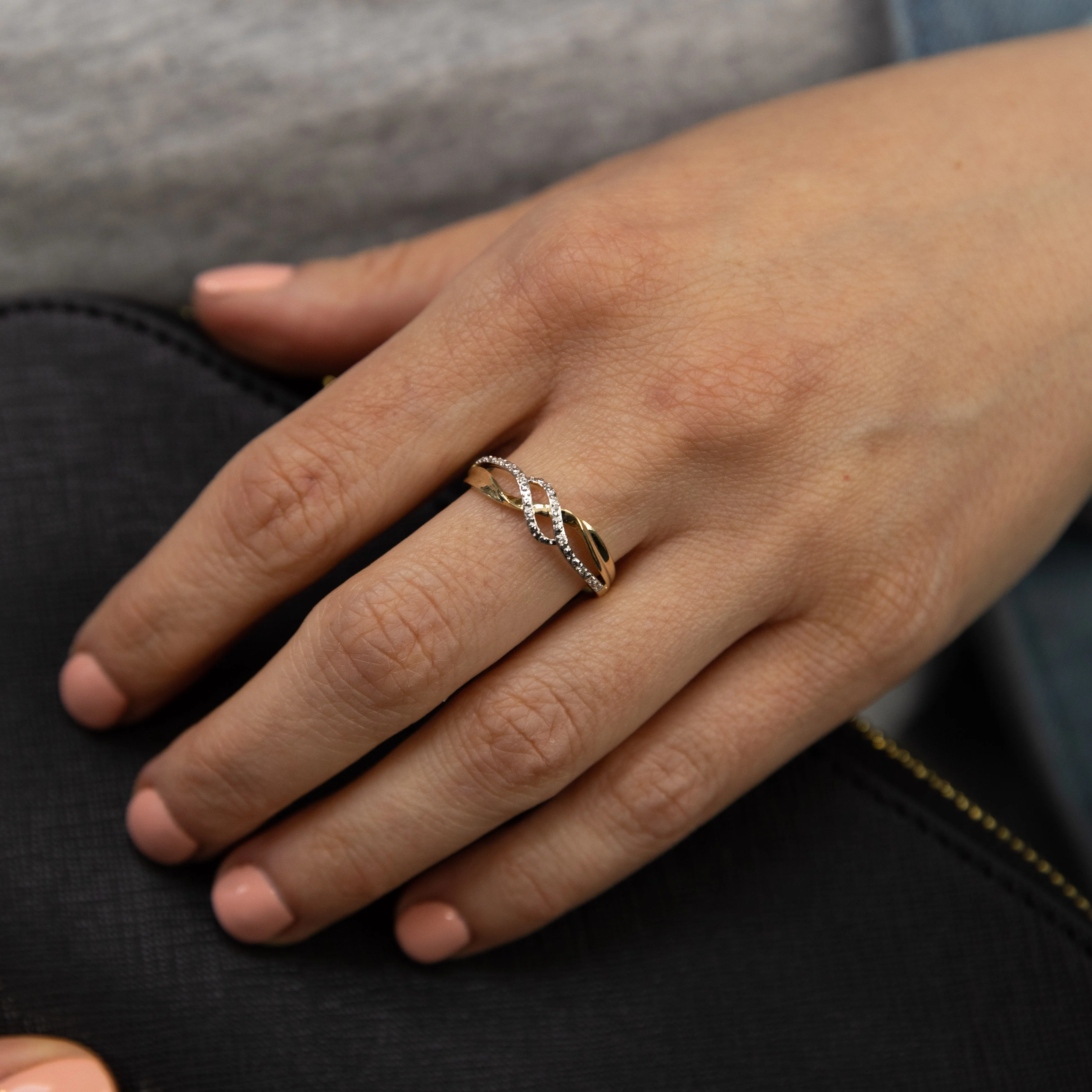 9ct Yellow Gold Diamond Ring - Image 2