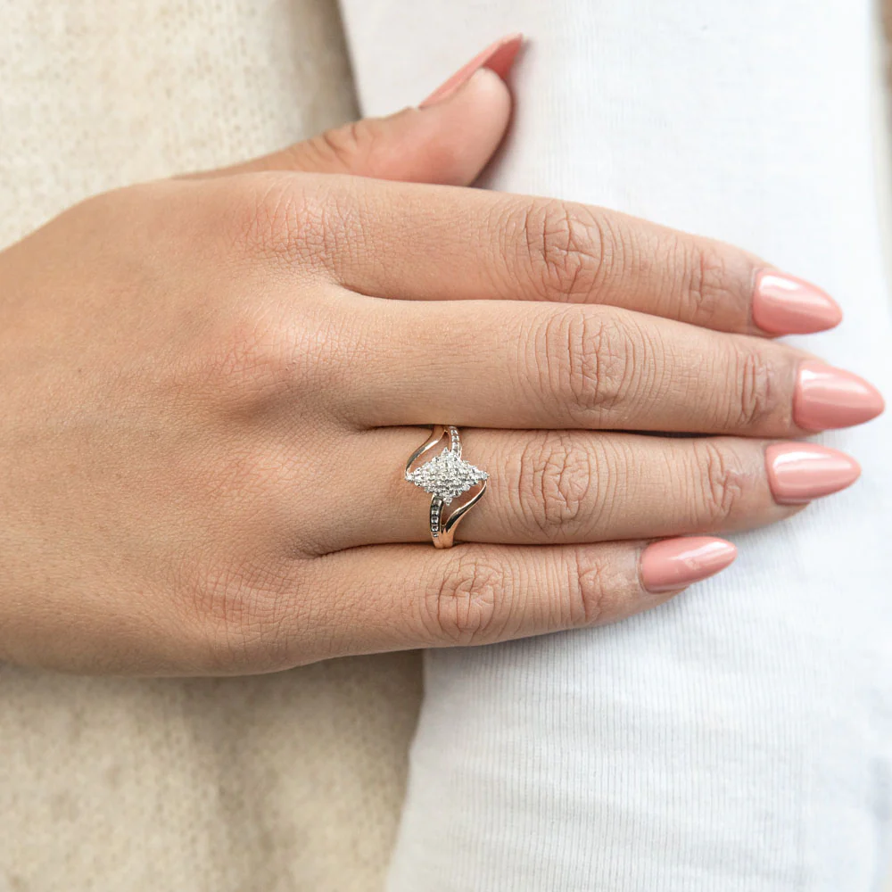 9ct Yellow Gold Diamond Ring Set with 15 Brilliant Cut Diamonds - Image 3