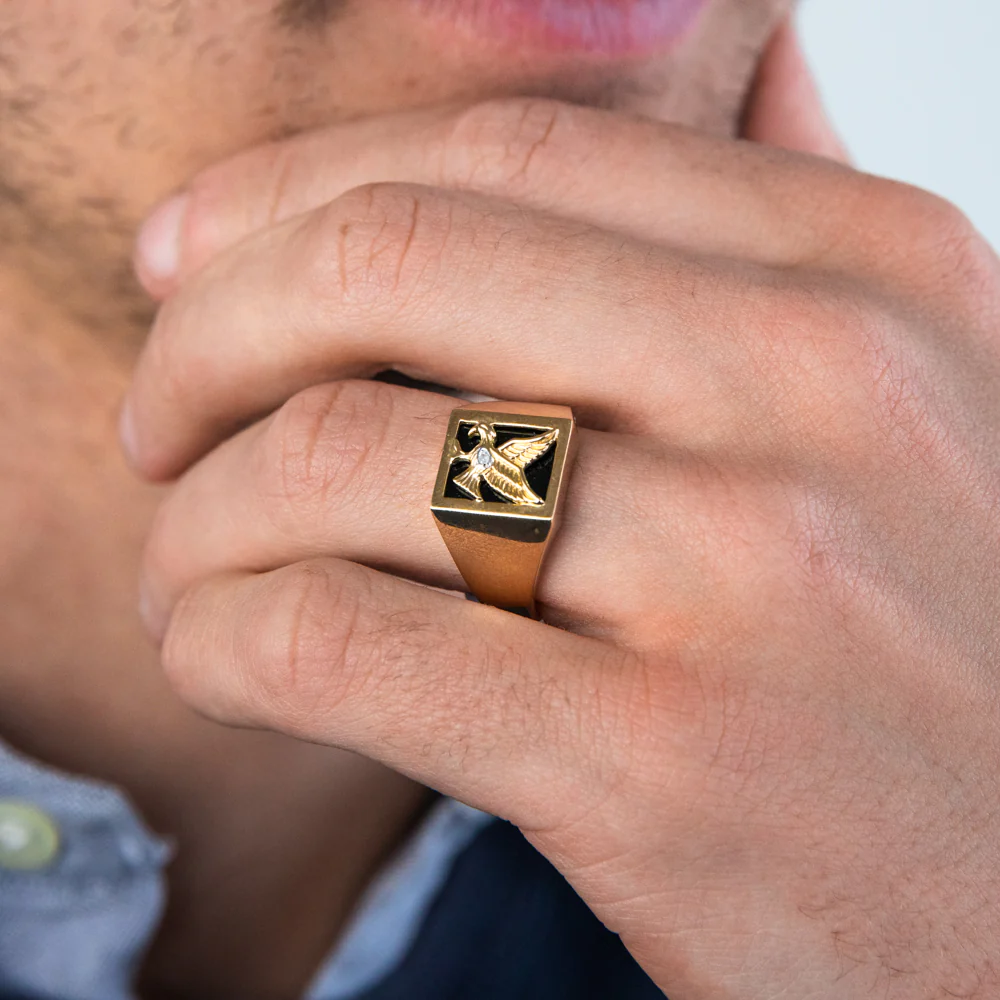 9ct Yellow Gold Eagle Gents Ring with Onyx and Diamond - Image 3
