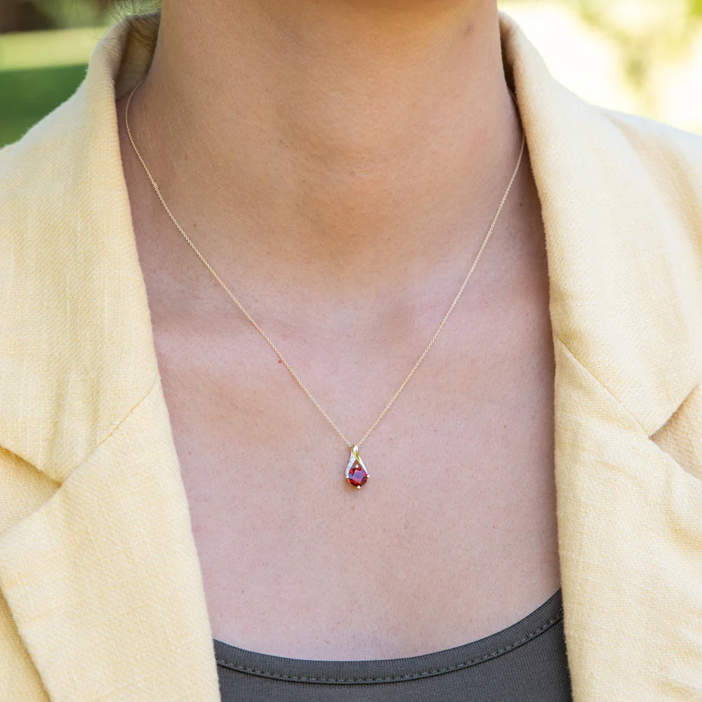 9ct Yellow Gold Garnet and Diamond Pendant With 45cm Chain - Image 2
