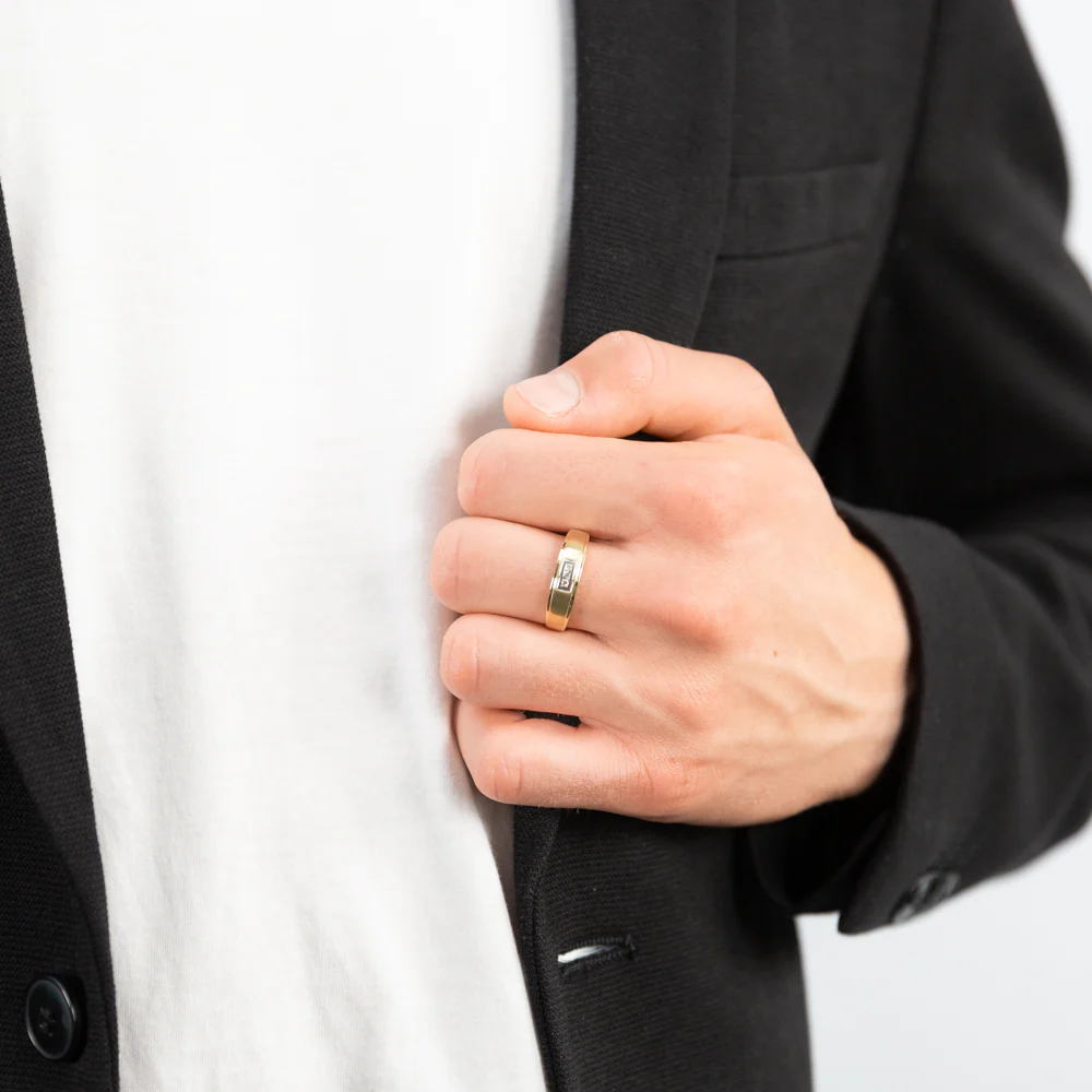 9ct Yellow Gold Matt Finish Mens Ring with 3 Diamonds - Image 2