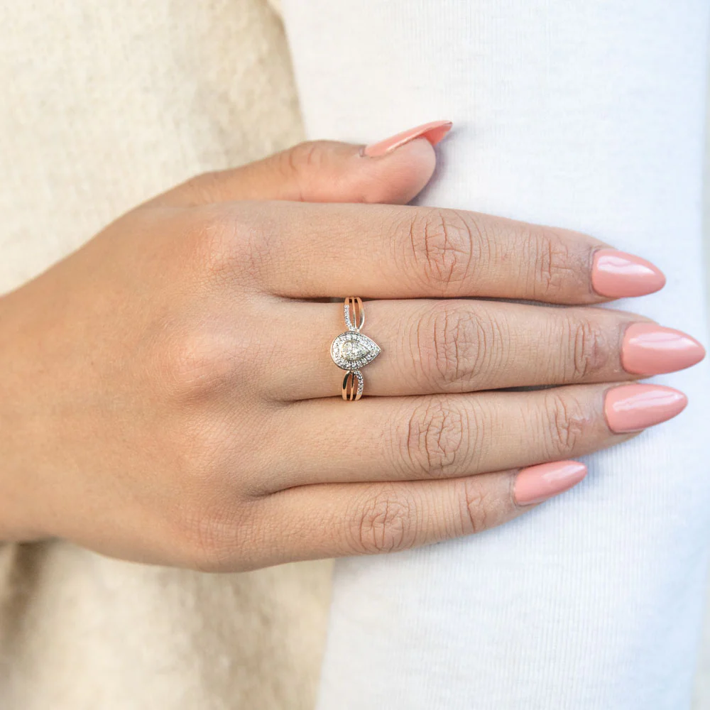 9ct Yellow Gold Pear Shaped Ring with 13 Diamonds - Image 2
