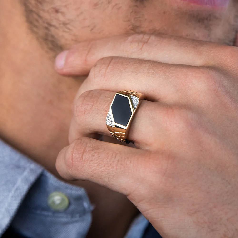 9ct Yellow Gold Plain Onyx and Diamond Patterned Side Gents Ring - Image 3