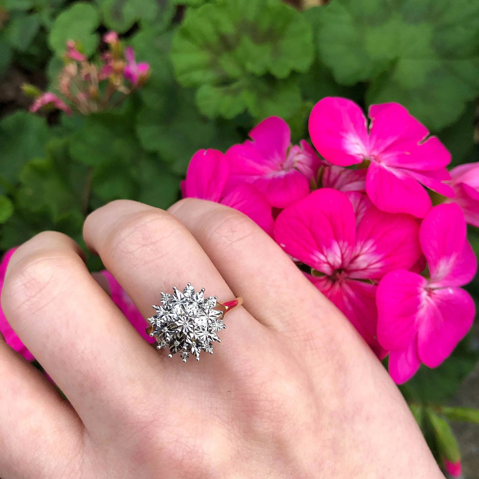 9ct Yellow Gold Ring With 19 Diamonds - Image 3