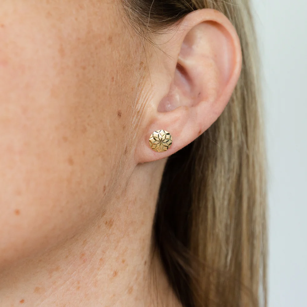 9ct Yellow Gold Round 8mm Diamond Cut Stud Earrings - Image 2