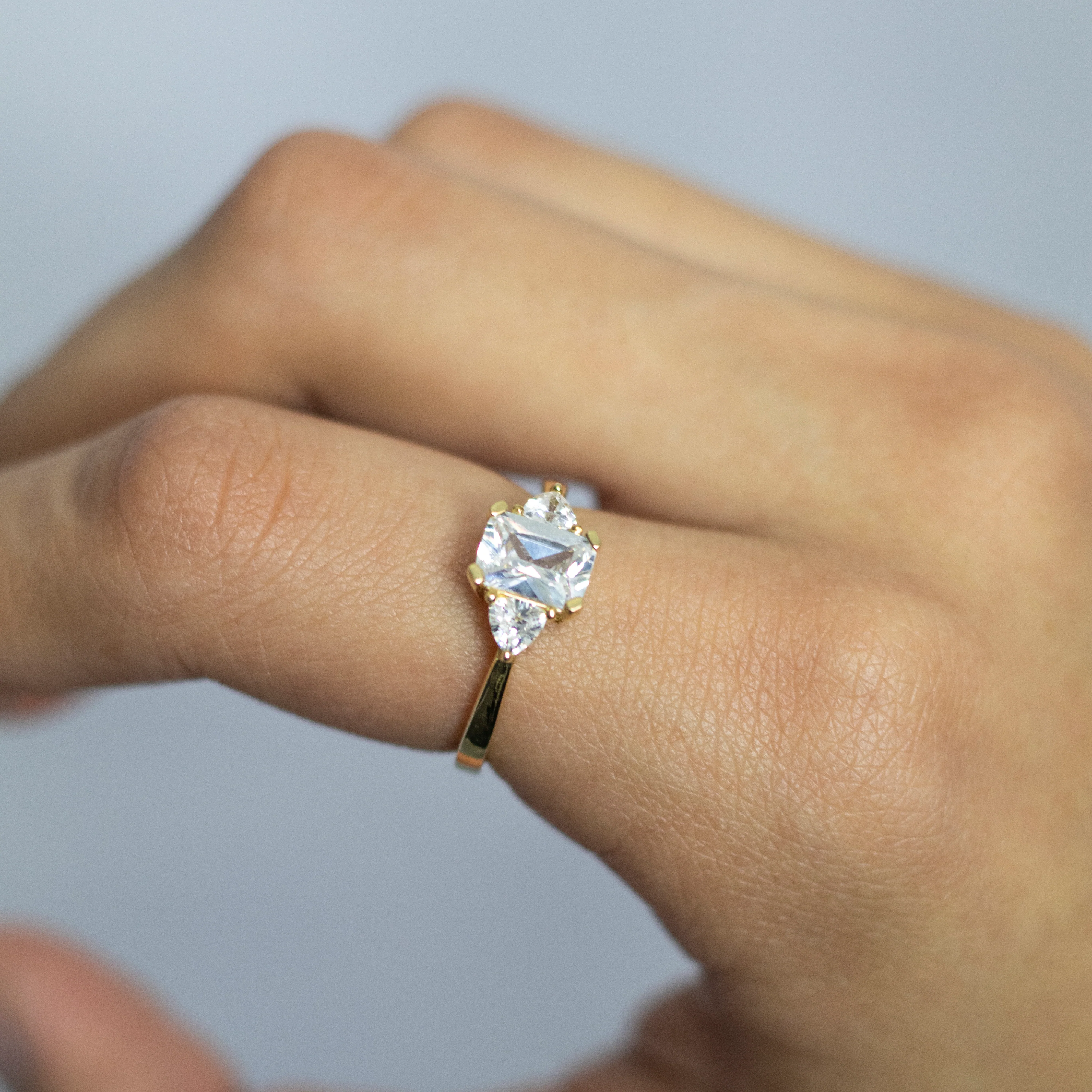 9ct Yellow Gold Zirconia Emerald Cut Ring - Image 3