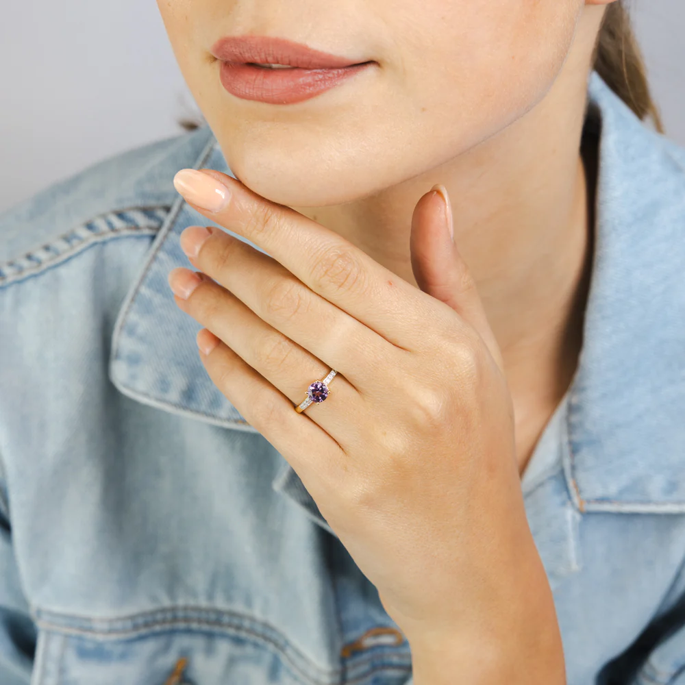 Amethyst & Zirconia Ring in 9ct Yellow Gold - Image 3