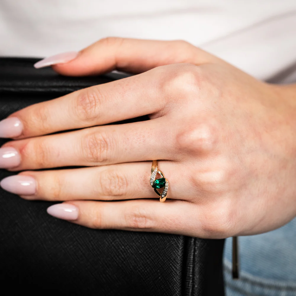 Created Emerald Cubic Zirconia Ring in 9ct Yellow Gold - Image 3