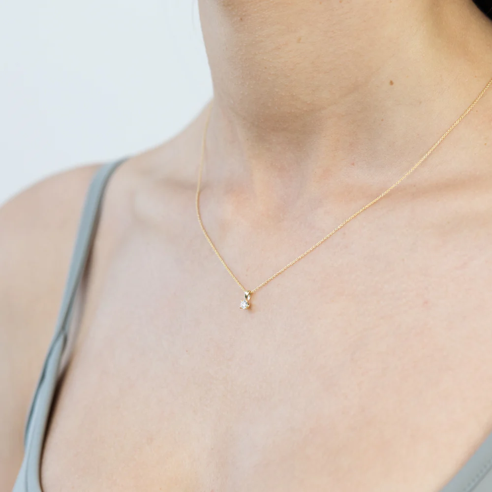Flawless 9ct Yellow Gold 0.10 Carat Diamond Solitaire Pendant on a 45cm Chain - Image 2
