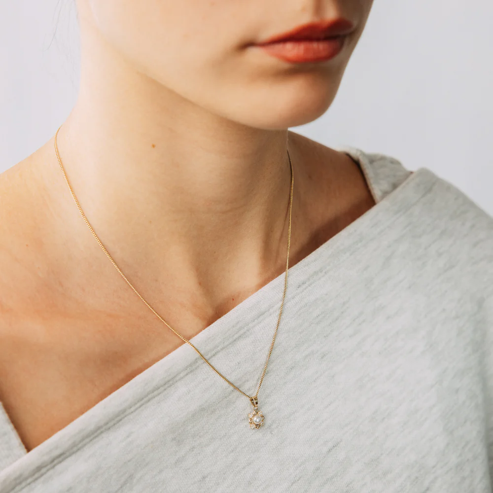 Freshwater Pearl and Cubic Zirconia Pendant in 9ct Yellow Gold - Image 2