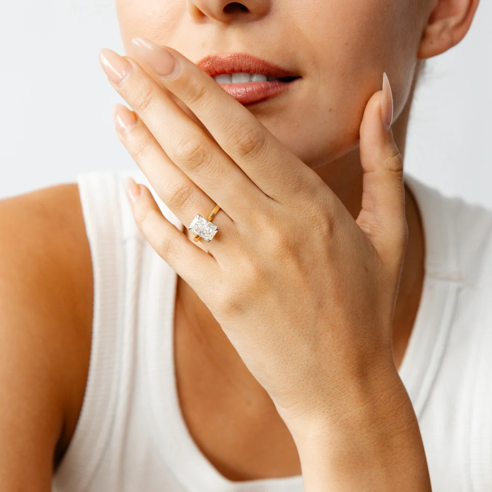 Luminesce Lab Grown 3 Carats Certified Radiant Diamond Solitaire Ring in 18ct Yellow Gold - Image 3