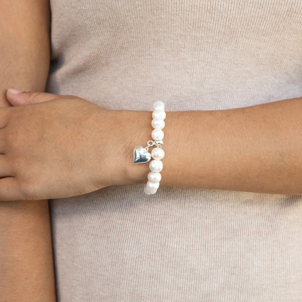 White 10mm Freshwater Pearl and Heart Charm Bracelet - Image 3